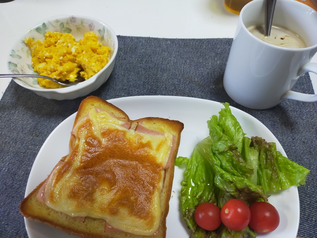 ■遅く起きた朝の朝食♪(*^^*)