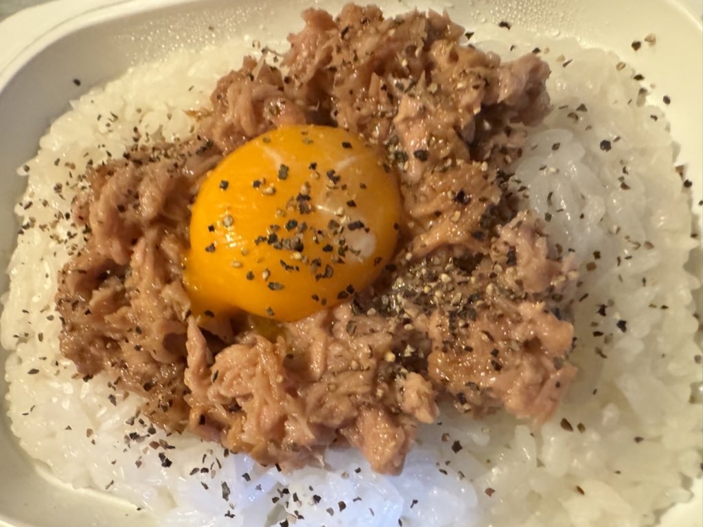 ご飯（ツナ缶×焼肉のタレ）＋卵黄＋黒胡椒
