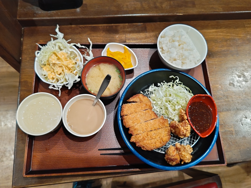 喜楽や 鶴崎店、とんかつ唐揚げ定食（税込740円）ご飯
