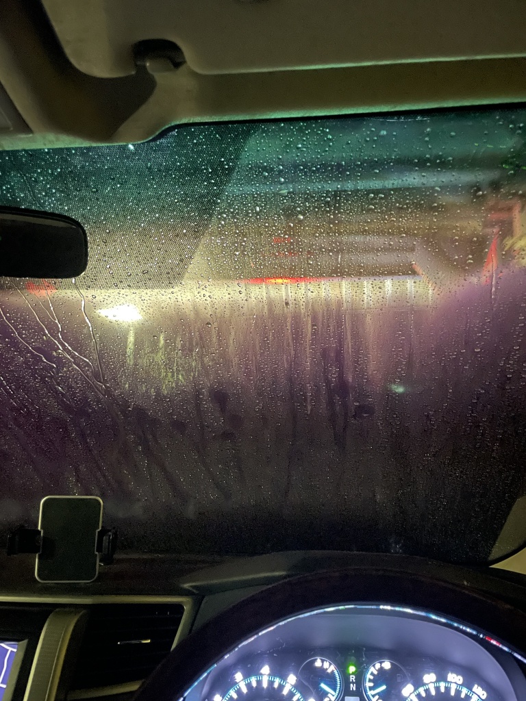 大雨の中洗車中
