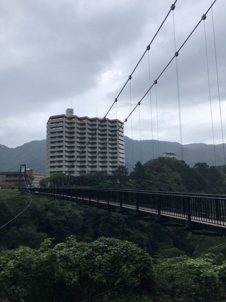 鬼怒川温泉の吊り橋は サル注意