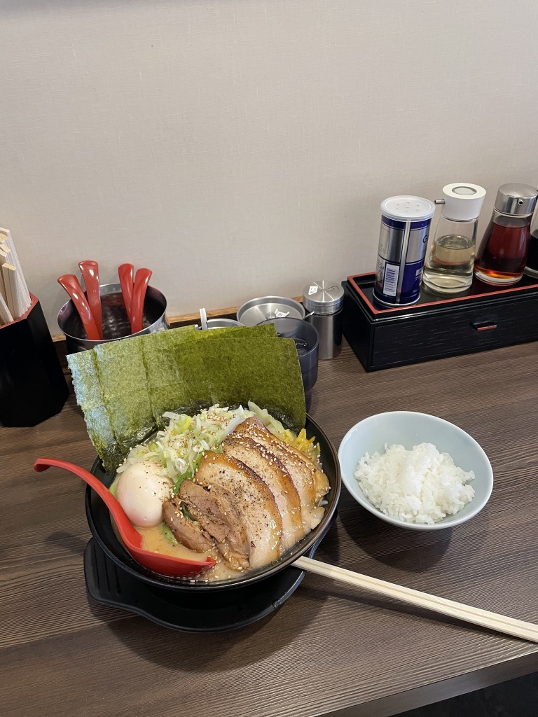 昨日は麺家さやかで特豪麺(醤油豚骨ラーメン、チャー