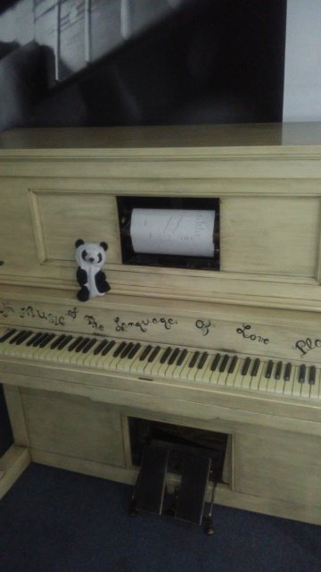 this piano is real actual uses wax paper sheets se