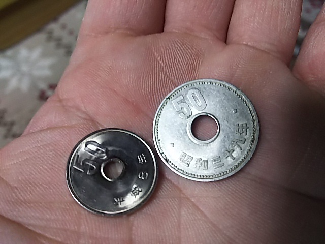 今のと昔の 50円玉だよ🎵(^o^)🎵
