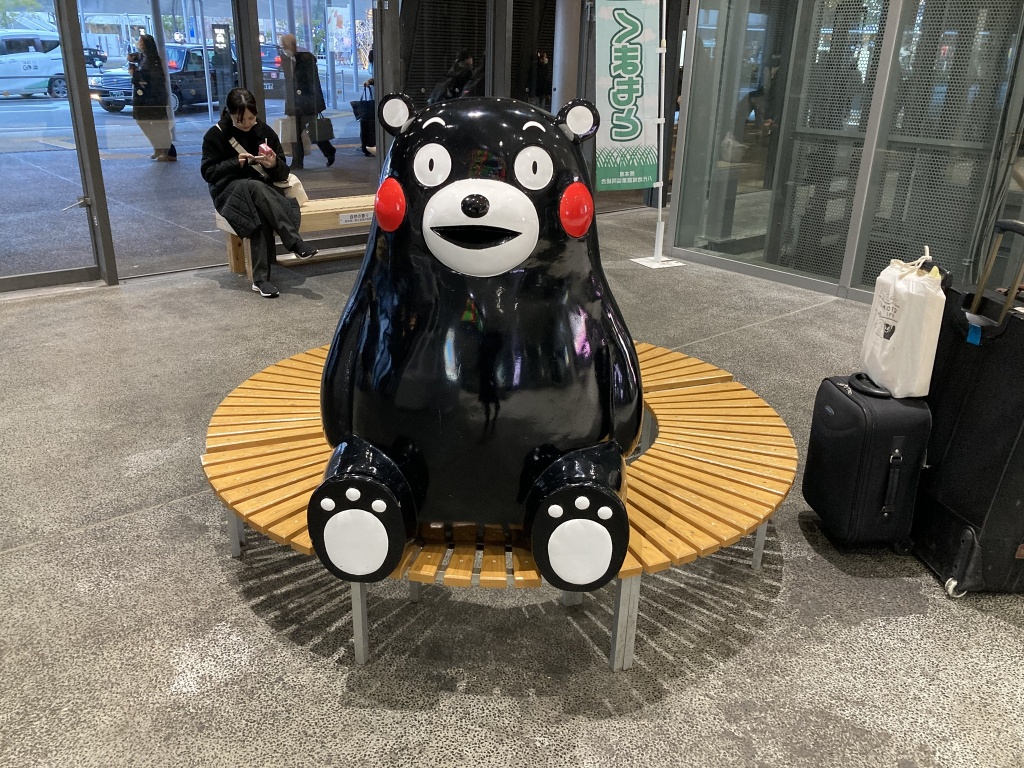 熊本駅のベンチに座っているくまモンのオブジェ❤️

