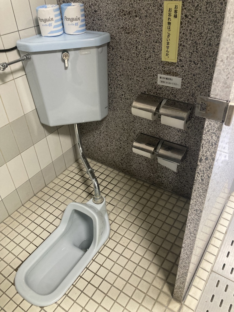 トイレットペーパーが😂😂😂
