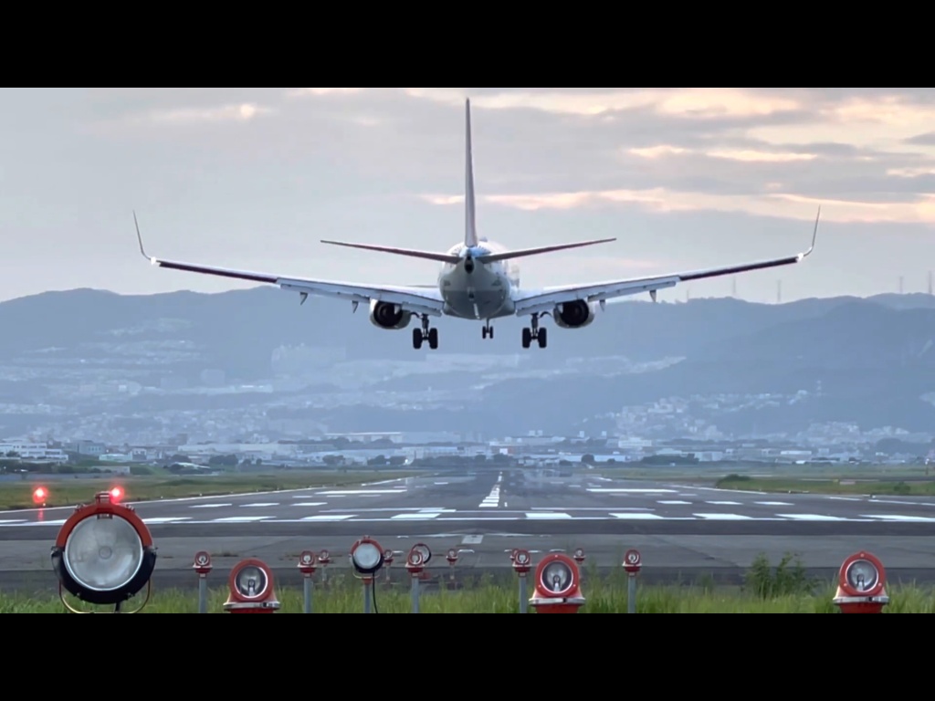 大阪伊丹空港からの旅客機離発着動画をアップしました