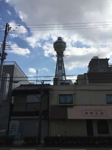 大阪なう。御堂筋も片側6車線て凄いね。ビルも、サン