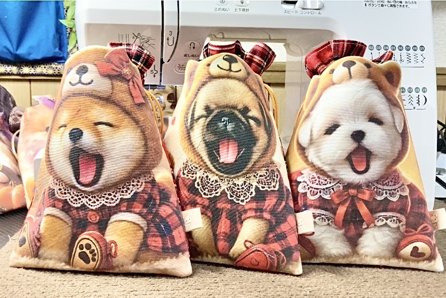 ポッケが飛びだす可愛い巾着袋作ったわん❣️
