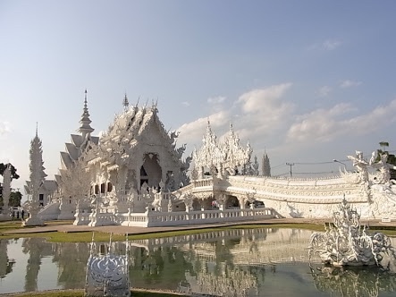 今日はチェンライにあるこの白いお寺に行きます！タイ