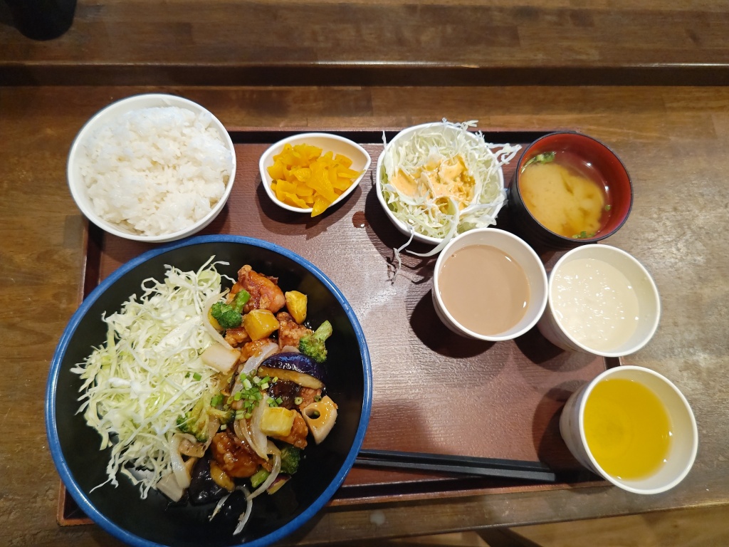喜楽や 鶴崎店、黒酢あん定食（税込550円）ご飯、味噌