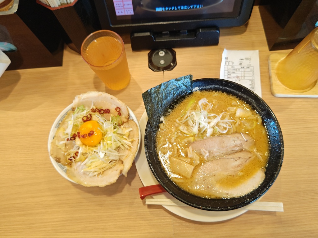 ラーメン大志軒 でラーメン、焼豚丼定食（税込970円）