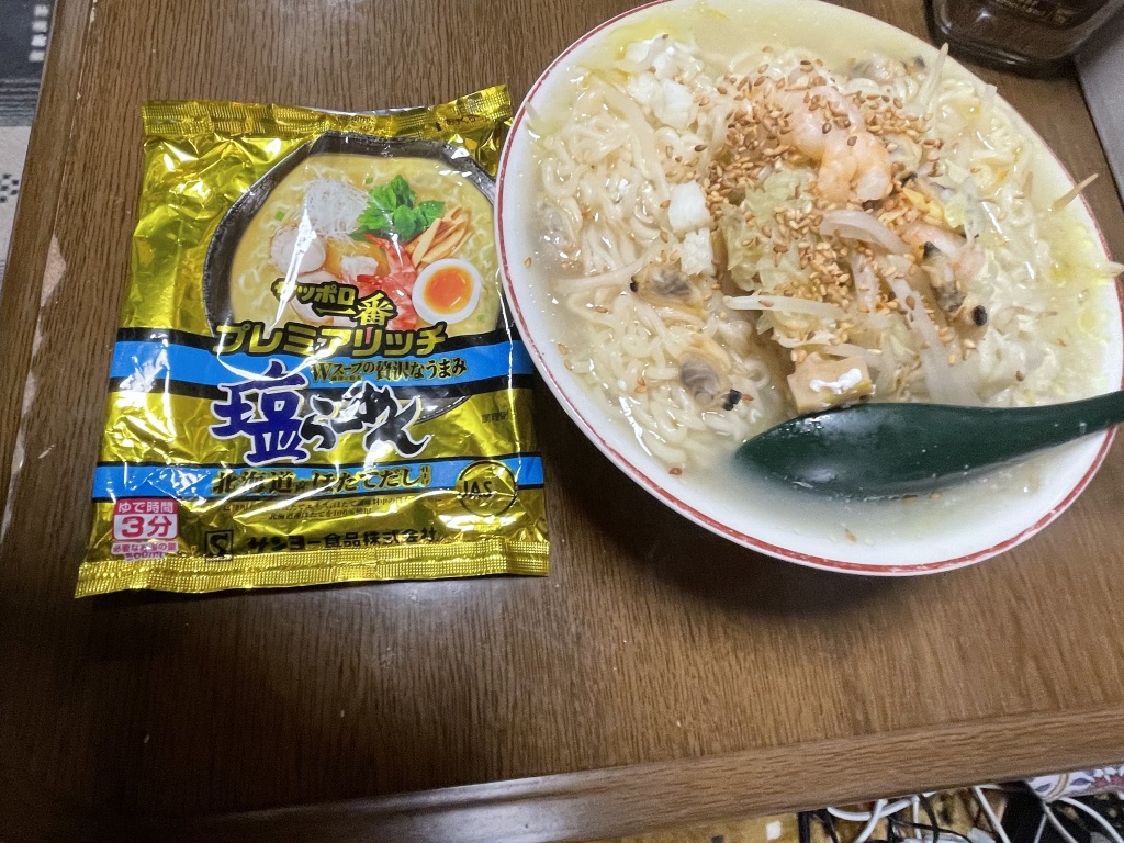 お昼は賞味期限切れの塩ラーメン🍜ꉂ🤣w‪𐤔
