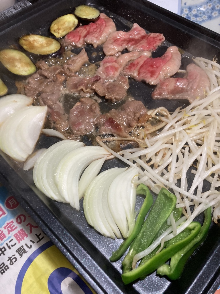 イただきます、、母さん作☺️今月末、、🍙とアンパン持