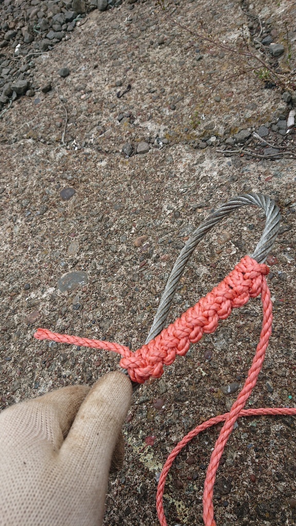 ワイヤーを擦れから守るためロープで補強する作業。縛