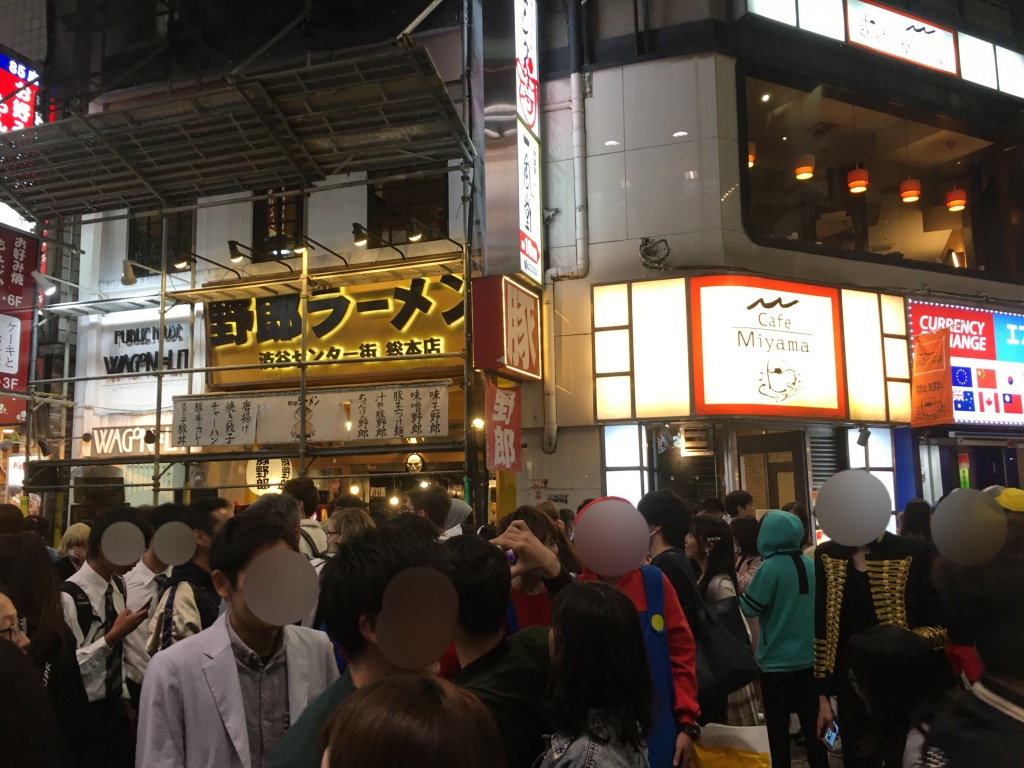 ‪#ハロウィン 前日の #渋谷 センター街、