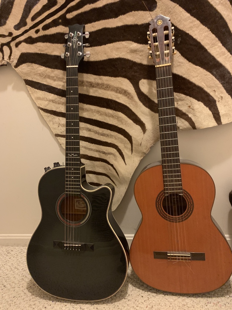 家に眠っていたギター(写真、左)を楽器屋さんに持って