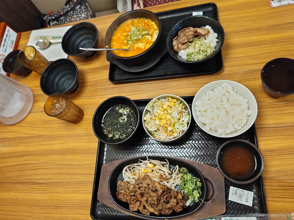 韓丼 大分中島店、カルビ定食（税込990円）値段もコス