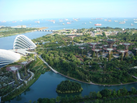 シンガポールのリゾート、セントーサ島を沖から眺めて