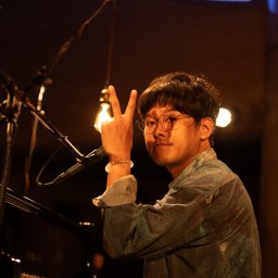 小田和奏「スタジオ配信・弾き語りライブ 2024」4月のピアノ編