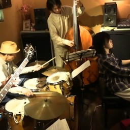 ~おひるねカルテット~ 細井 徳太郎(G) 梅井 美咲(P) 須川 崇志(B) 外山 明(Ds)