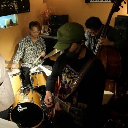 石崎 忍(As) 荻原 亮(G) 楠井 五月(B) 塚田 陽太(Ds)